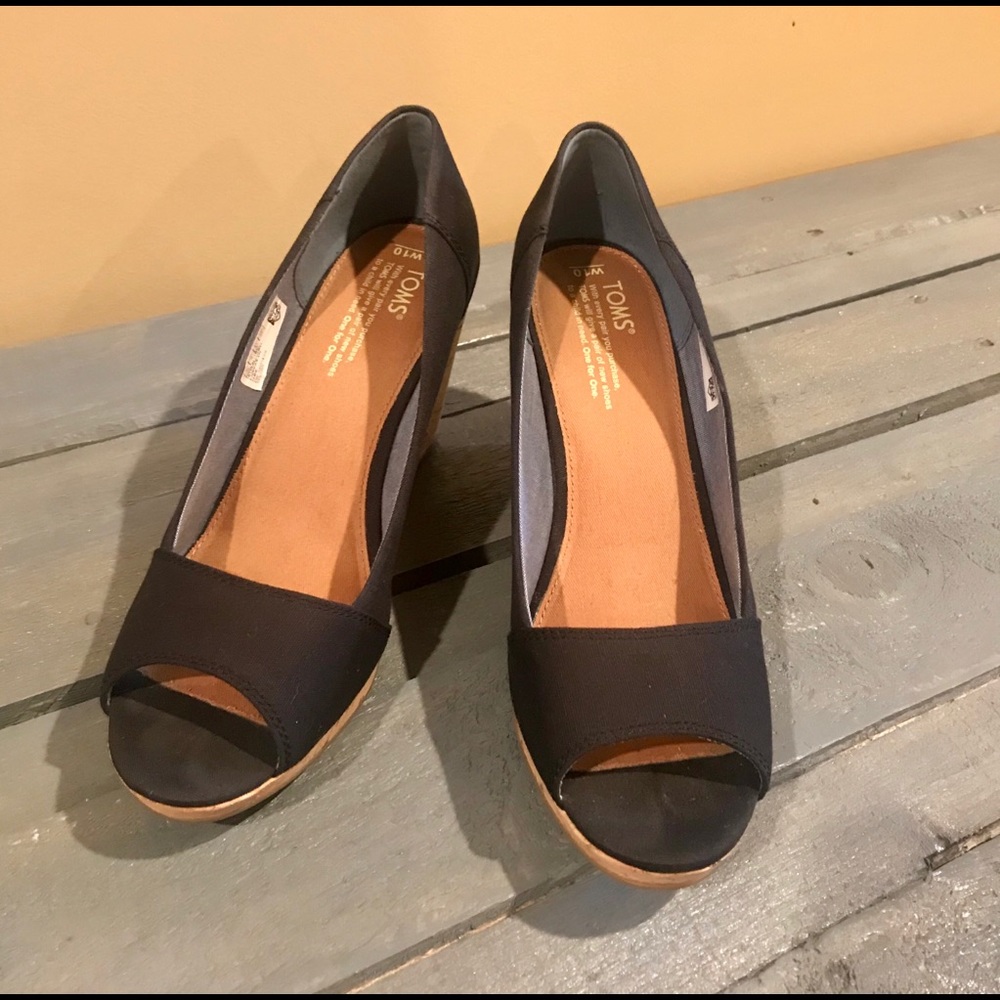 Toms black wedges